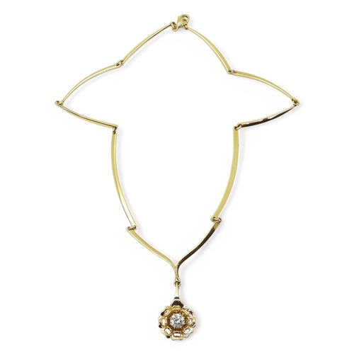 2780 - A STYLISH FLOWER NECKLACEmade in 18ct gold with hallmarks for 1983 London, the tapered shaped links ... 