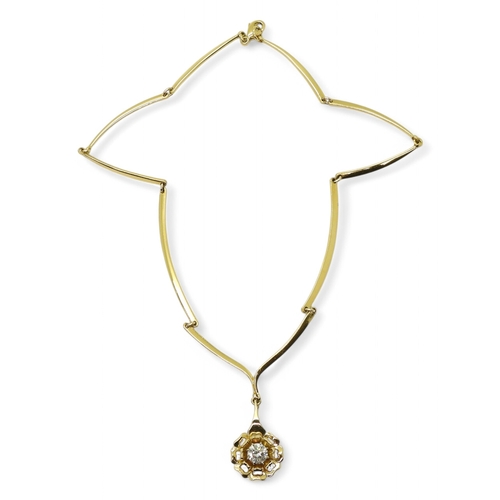 2780 - A STYLISH FLOWER NECKLACEmade in 18ct gold with hallmarks for 1983 London, the tapered shaped links ... 