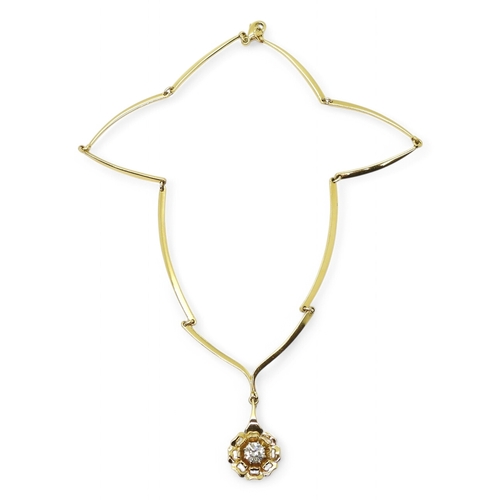 2780 - A STYLISH FLOWER NECKLACEmade in 18ct gold with hallmarks for 1983 London, the tapered shaped links ... 