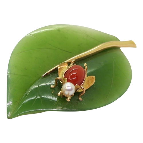 2781 - A HARDSTONE LEAF BROOCHmade from finely carved green hardstone, mounted in 14k gold, with a coral an... 