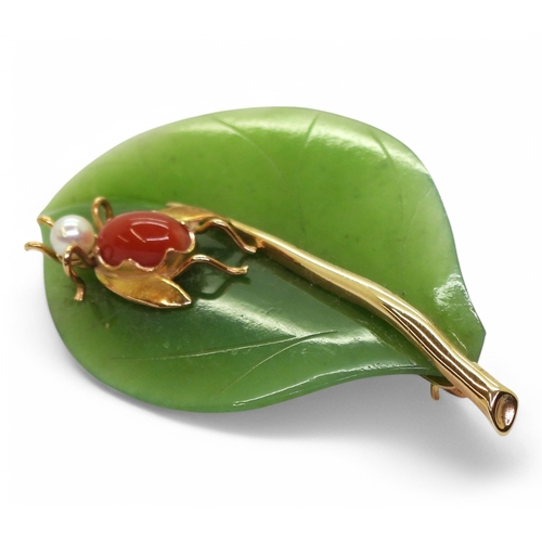 2781 - A HARDSTONE LEAF BROOCHmade from finely carved green hardstone, mounted in 14k gold, with a coral an... 