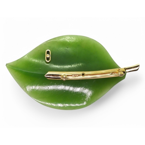 2781 - A HARDSTONE LEAF BROOCHmade from finely carved green hardstone, mounted in 14k gold, with a coral an... 