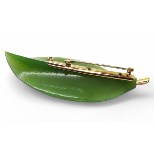 2781 - A HARDSTONE LEAF BROOCHmade from finely carved green hardstone, mounted in 14k gold, with a coral an... 