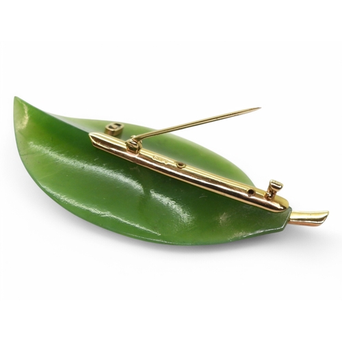 2781 - A HARDSTONE LEAF BROOCHmade from finely carved green hardstone, mounted in 14k gold, with a coral an... 