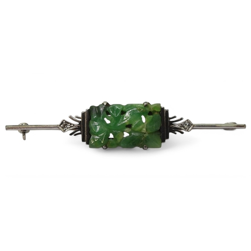 2786 - AN ART DECO BROOCHmade in 14k white gold and platinum, set with a Chinese green hardstone carve... 