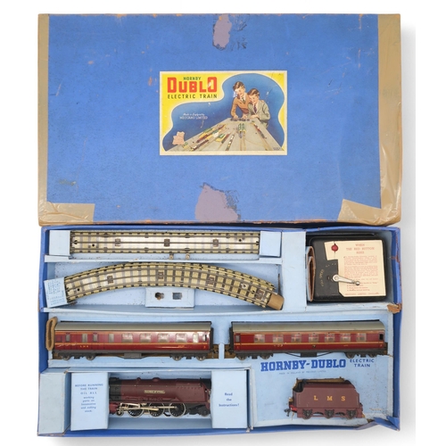 597 - A large quantity of boxed Hornby Dublo 00-gauge model railway components, including an Electric Trai... 