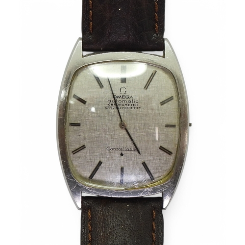 2883 - AN OMEGA CONSTELLATION AUTOMATICwith a stainless steel case, silvered brushed textured dial with bat... 