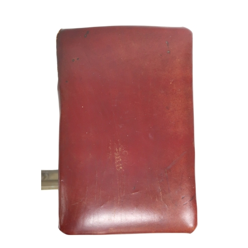 2055 - A LATE VICTORIAN BRASS CLUB FIRE FENDERwith red leather upholstered seats, 50cm high x 150cm wide x ... 