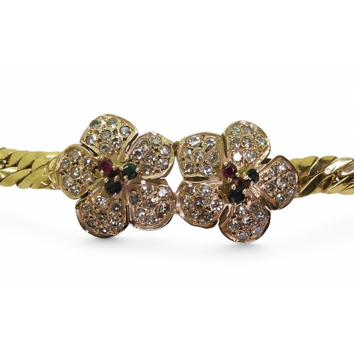 2797 - AN ITALIAN FLOWER BRACELETmade in 18k gold stamped 750 and Italy to the chain ends. The flower motif... 