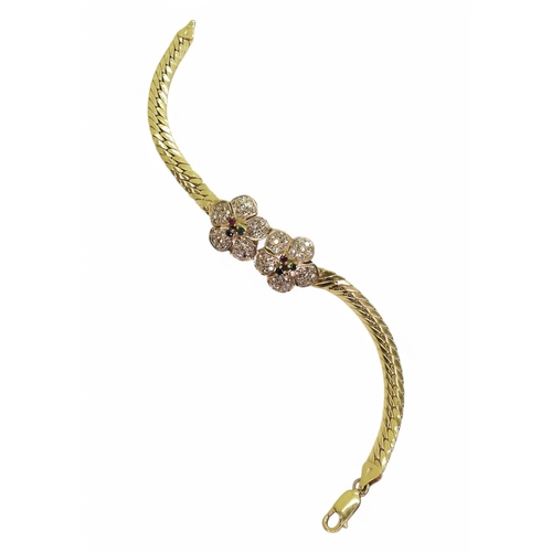 2797 - AN ITALIAN FLOWER BRACELETmade in 18k gold stamped 750 and Italy to the chain ends. The flower motif... 