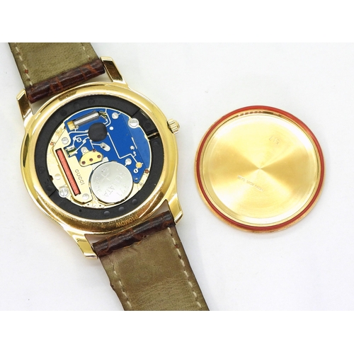 731 - A gold plated Gents Gucci watch Circa 1997, model number P10MDW, serial number 0011371, in original ... 