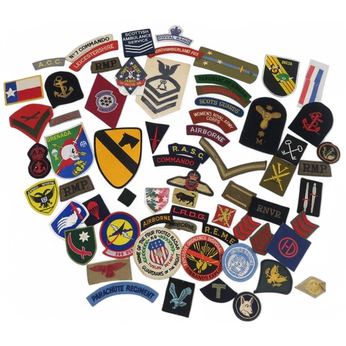 387 - Assorted military formation patches, shoulder titles and other uniform insignia, also to include a C... 