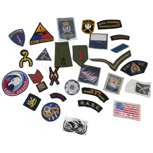 387 - Assorted military formation patches, shoulder titles and other uniform insignia, also to include a C... 