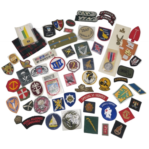 388 - An assortment of military cloth uniform cloth insignia, to include Royal Horse Artillery, Parachute ... 