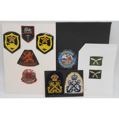 388 - An assortment of military cloth uniform cloth insignia, to include Royal Horse Artillery, Parachute ... 