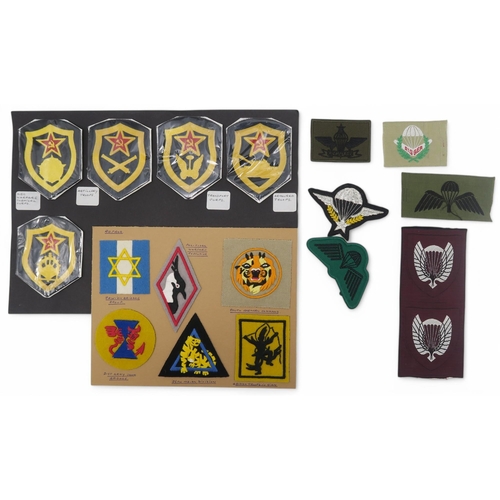 388 - An assortment of military cloth uniform cloth insignia, to include Royal Horse Artillery, Parachute ... 