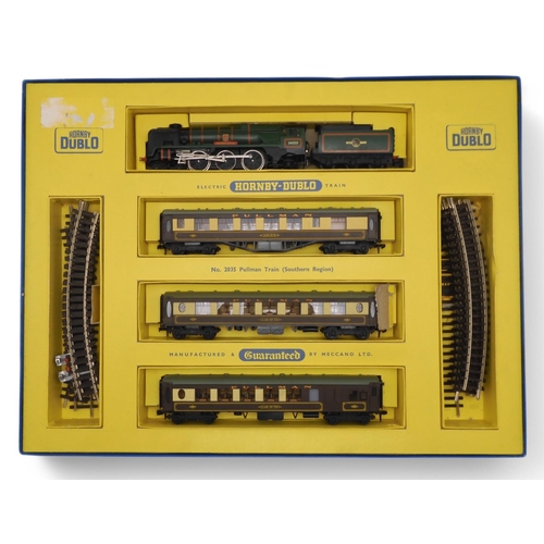 478 - A boxed Hornby Dublo 00-gauge 2035 Pullman Train S.R. (2-Rail) train set, with Barnstaple locomotive... 