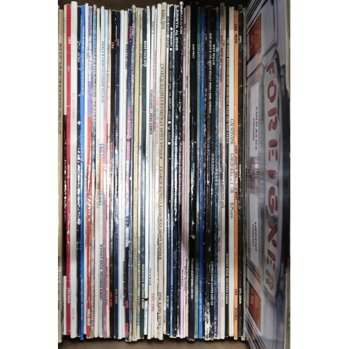 350H - VINYL RECORDS a good box of classic rock LP records with Poco, Chicago, The Doobie Brothers, Foreign... 