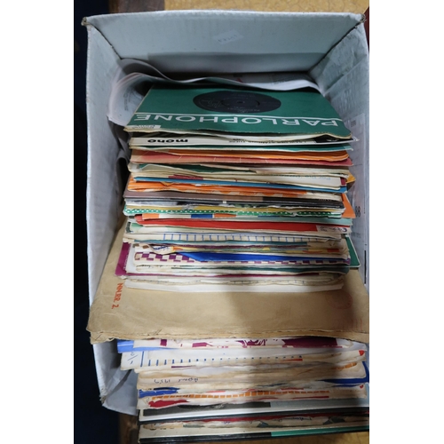 352 - VINYL RECORDS a good box of LP records with Fleetwood Mac, The Beatles, Eagles, Santana, Elton John,... 