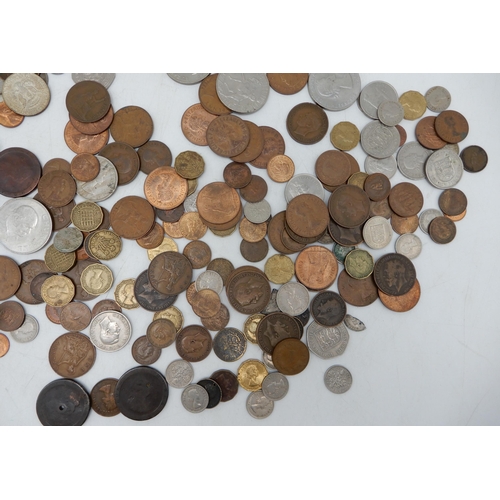 326 - A lot comprising various worldwide coins, banknotes and tokens