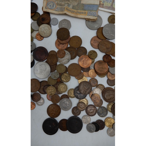 326 - A lot comprising various worldwide coins, banknotes and tokens