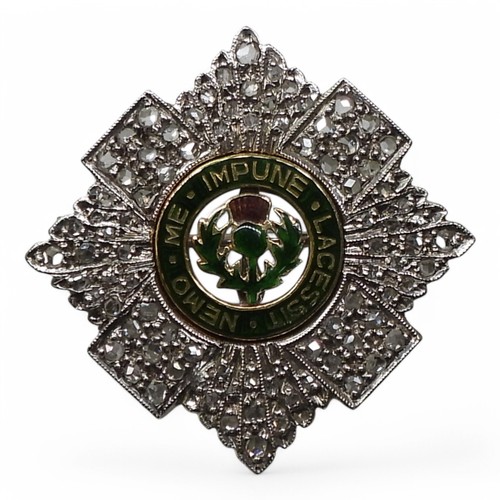 2587B - A SCOTS GUARDS SWEETHEART BROOCHMade in yellow and white 9ct gold, with Birmingham hallmarks for 197... 
