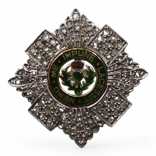 2587B - A SCOTS GUARDS SWEETHEART BROOCHMade in yellow and white 9ct gold, with Birmingham hallmarks for 197... 