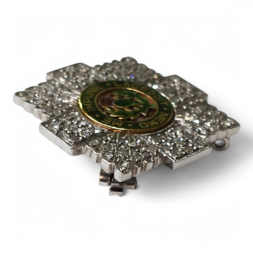 2587B - A SCOTS GUARDS SWEETHEART BROOCHMade in yellow and white 9ct gold, with Birmingham hallmarks for 197... 