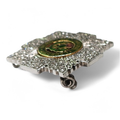 2587B - A SCOTS GUARDS SWEETHEART BROOCHMade in yellow and white 9ct gold, with Birmingham hallmarks for 197... 