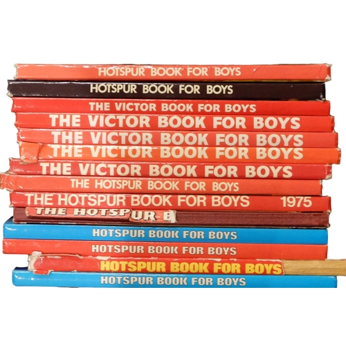 222 - A collection of comics and annuals including Warlord Comics 453, 485, 490, 508-513, 516-627, Summer ... 