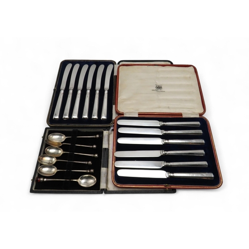 289 - A set of silver-handled butter knives, R F Mosley & Co, Sheffield 1900, and another set by John ... 