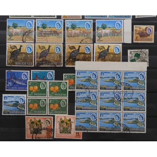 7135 - Rhodesia 1913 onwards including 1913 George V portraits £1 x 2 fiscasly cancelled, 10/- x 2 mint  an... 