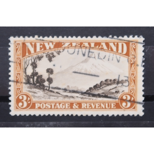 7012 - NEW ZEALAND 1935-36 & 1936-42 Definitive Sets VF to EF mint + some extra values to 2/- mint and ... 