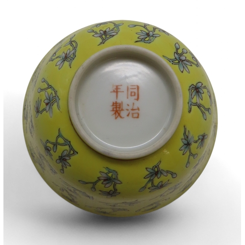 2273 - A CHINESE FAMILLE JAUNE BOWLPainted with flowers and buds, within gilt rims, iron red Tongzhi Nian Z... 