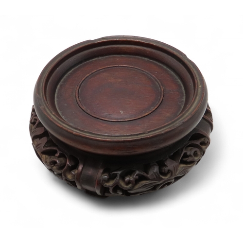 2273 - A CHINESE FAMILLE JAUNE BOWLPainted with flowers and buds, within gilt rims, iron red Tongzhi Nian Z... 