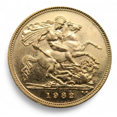 Elizabeth II (1952-2022) ½ Sovereign 1982 ObverseSecond crowned ...