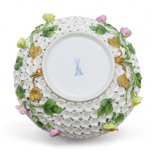 2169 - AN EARLY 20TH CENTURY MEISSEN SCHNEEBALLEN PORCELAIN CHOCOLATE CUP, COVER AND STAND encrusted with s... 