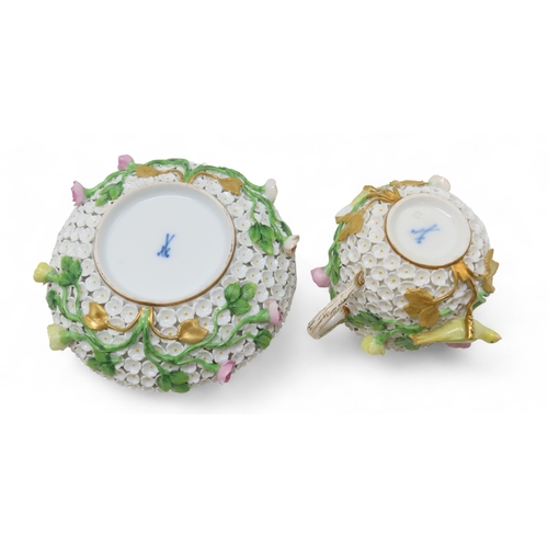2169 - AN EARLY 20TH CENTURY MEISSEN SCHNEEBALLEN PORCELAIN CHOCOLATE CUP, COVER AND STAND encrusted with s... 