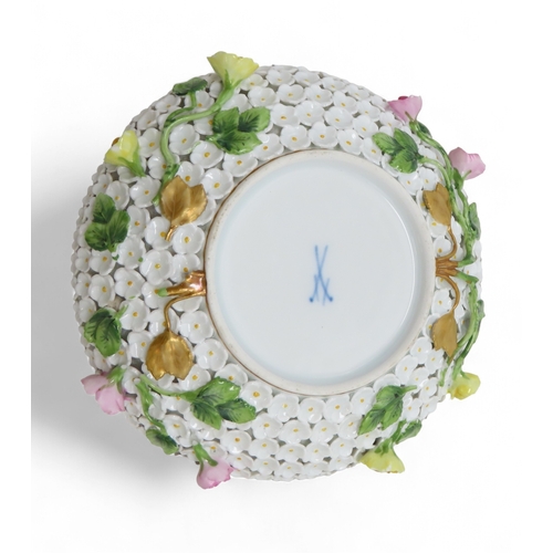 2169 - AN EARLY 20TH CENTURY MEISSEN SCHNEEBALLEN PORCELAIN CHOCOLATE CUP, COVER AND STAND encrusted with s... 