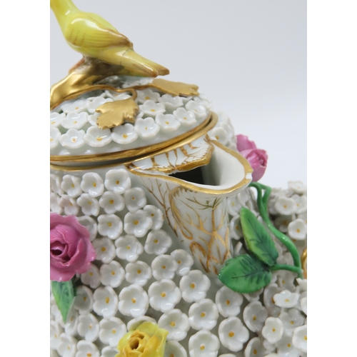 2170 - AN EARLY 20TH CENTURY MEISSEN SCHNEEBALLEN PORCELAIN THREE PIECE COFFEE SETthe pear shaped coffee po... 