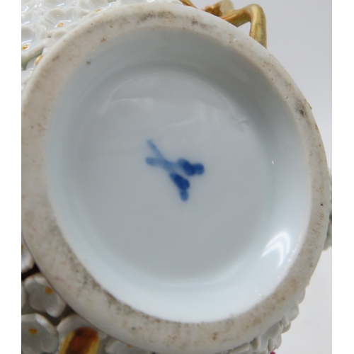 2170 - AN EARLY 20TH CENTURY MEISSEN SCHNEEBALLEN PORCELAIN THREE PIECE COFFEE SETthe pear shaped coffee po... 