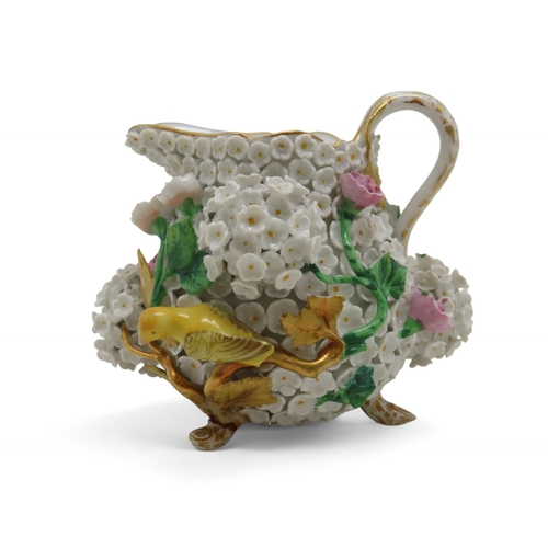 2170 - AN EARLY 20TH CENTURY MEISSEN SCHNEEBALLEN PORCELAIN THREE PIECE COFFEE SETthe pear shaped coffee po... 