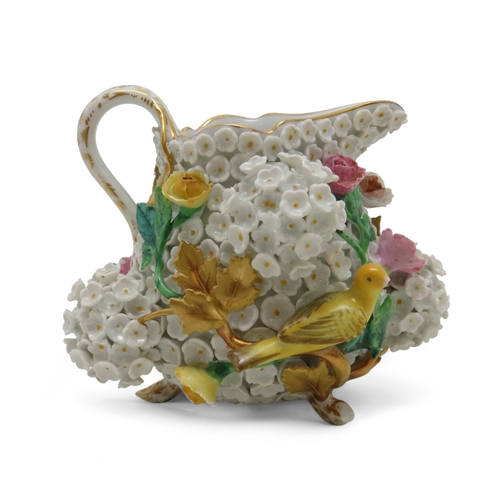 2170 - AN EARLY 20TH CENTURY MEISSEN SCHNEEBALLEN PORCELAIN THREE PIECE COFFEE SETthe pear shaped coffee po... 