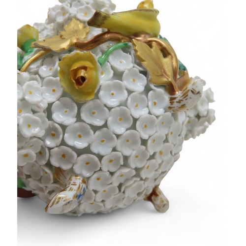 2170 - AN EARLY 20TH CENTURY MEISSEN SCHNEEBALLEN PORCELAIN THREE PIECE COFFEE SETthe pear shaped coffee po... 