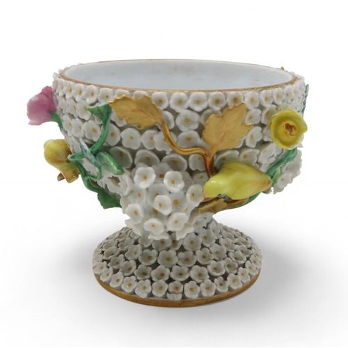 2170 - AN EARLY 20TH CENTURY MEISSEN SCHNEEBALLEN PORCELAIN THREE PIECE COFFEE SETthe pear shaped coffee po... 