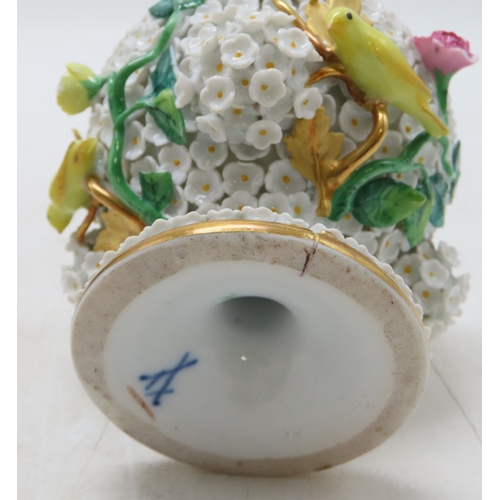 2170 - AN EARLY 20TH CENTURY MEISSEN SCHNEEBALLEN PORCELAIN THREE PIECE COFFEE SETthe pear shaped coffee po... 