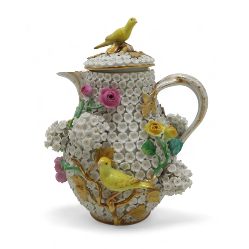 2170 - AN EARLY 20TH CENTURY MEISSEN SCHNEEBALLEN PORCELAIN THREE PIECE COFFEE SETthe pear shaped coffee po... 