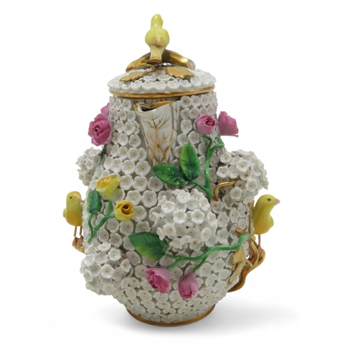 2170 - AN EARLY 20TH CENTURY MEISSEN SCHNEEBALLEN PORCELAIN THREE PIECE COFFEE SETthe pear shaped coffee po... 