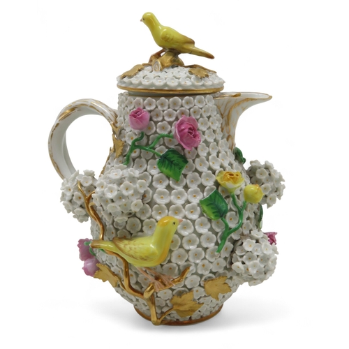 2170 - AN EARLY 20TH CENTURY MEISSEN SCHNEEBALLEN PORCELAIN THREE PIECE COFFEE SETthe pear shaped coffee po... 