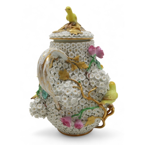 2170 - AN EARLY 20TH CENTURY MEISSEN SCHNEEBALLEN PORCELAIN THREE PIECE COFFEE SETthe pear shaped coffee po... 